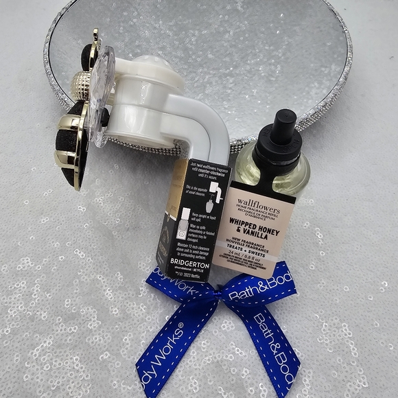 Bridgerton x Bath and Body Works Limited Edition Gem Bee Nightlight Bundle - Picture 7 of 10